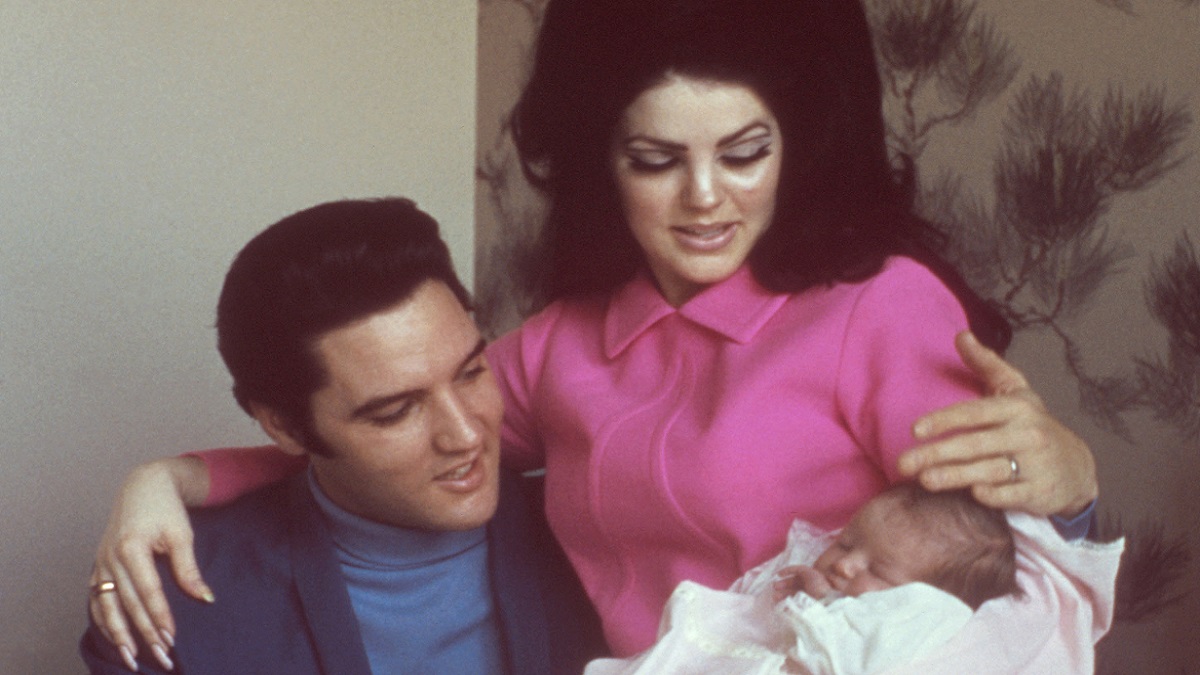 Elvis Presley, sua moglie Priscilla Beaulieu Presley e la loro figlia Lisa Marie appena nata