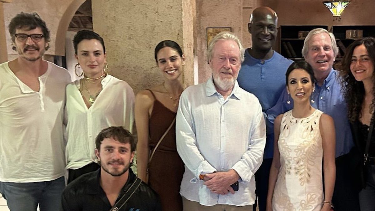 Ridley Scott con il cast de Il Gladiatore 2 in Marocco