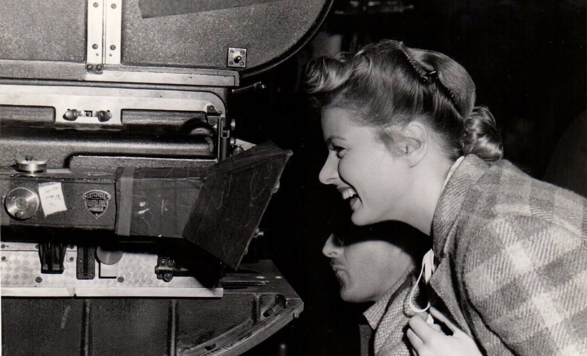 Ingrid Bergman e l'operatore Jack Warren sul set Io ti salverò (Spellbound, 1945)