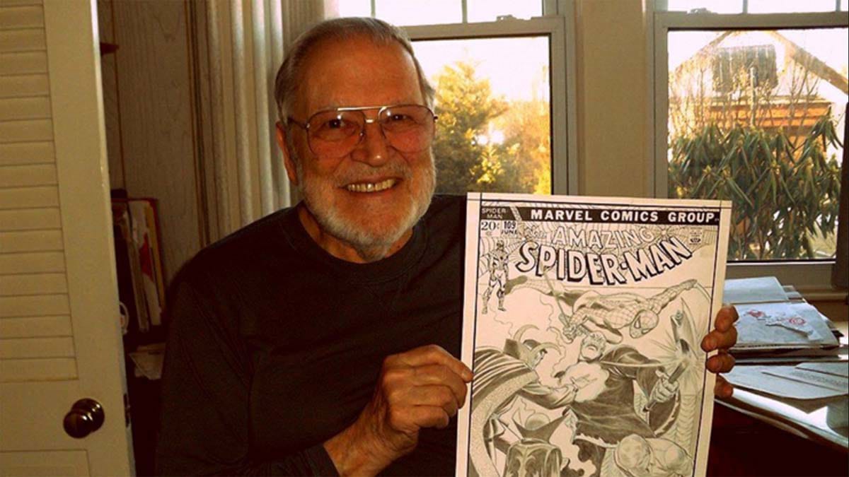 John Romita Sr. mostra una delle sue tavole originali più amate