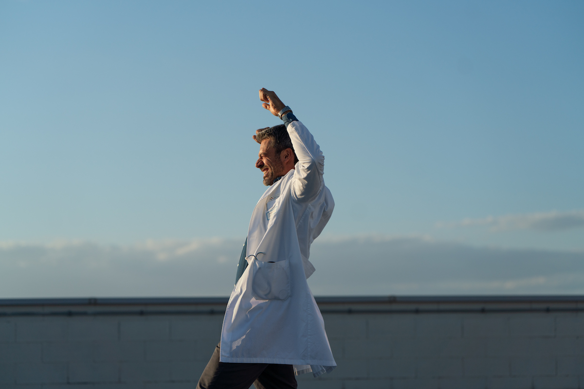 Luca Argentero, il primario Andrea Fanti in Doc, in una scena sulla famosa terrazza del Policlinico Ambrosiano