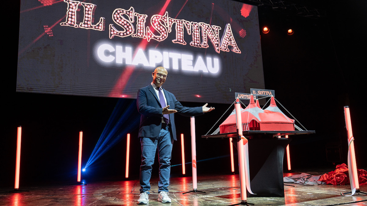 Massimo Romeo Piparo con il plastico del Sistina Chapiteau