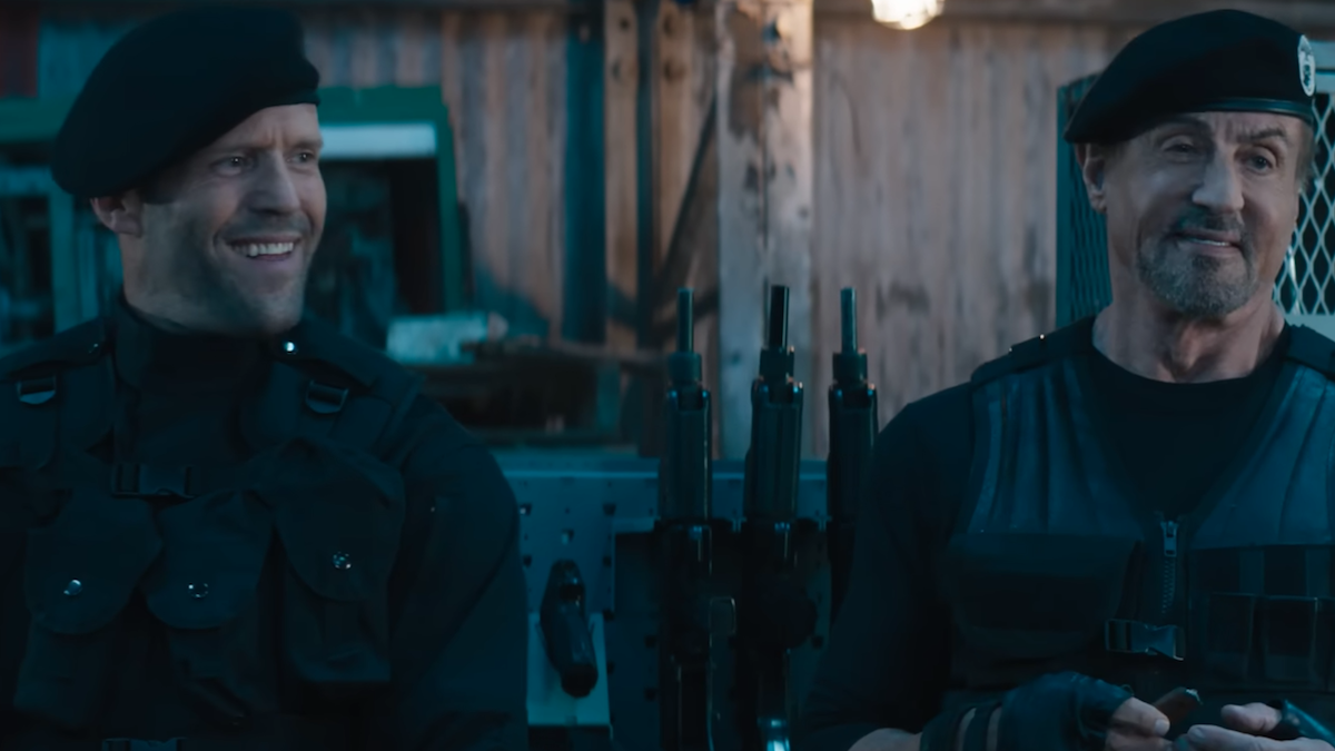 Jason Statham e Sylvester Stallone in una scena di Mercenari 4