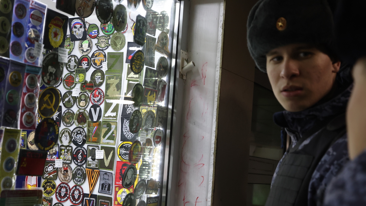 Un soldati della Guardia nazionale russa a Mosca
