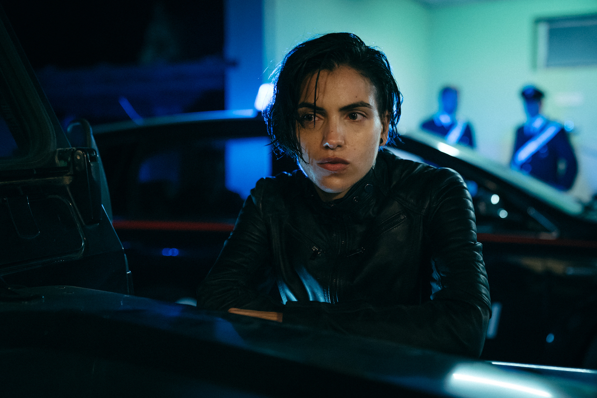 Selene Caramazza nella parte di Leonarda nella serie Prime Video The Bad Guy