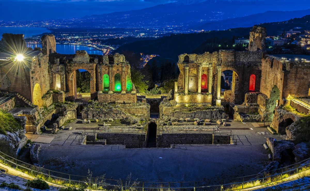 Il teatro greco di Taormina senza spettatori in seguito alla pandemia del 2020.
