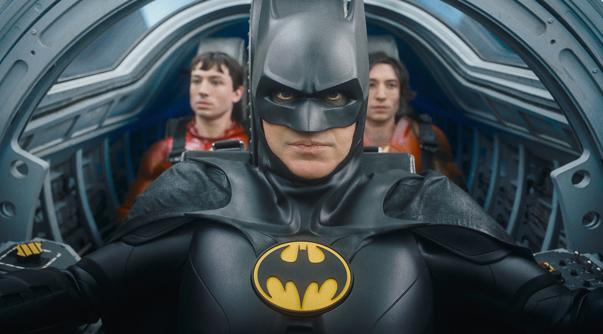 Batman (Michael Keaton) e i due Flash (Ezra Miller) in una scena di The Flash