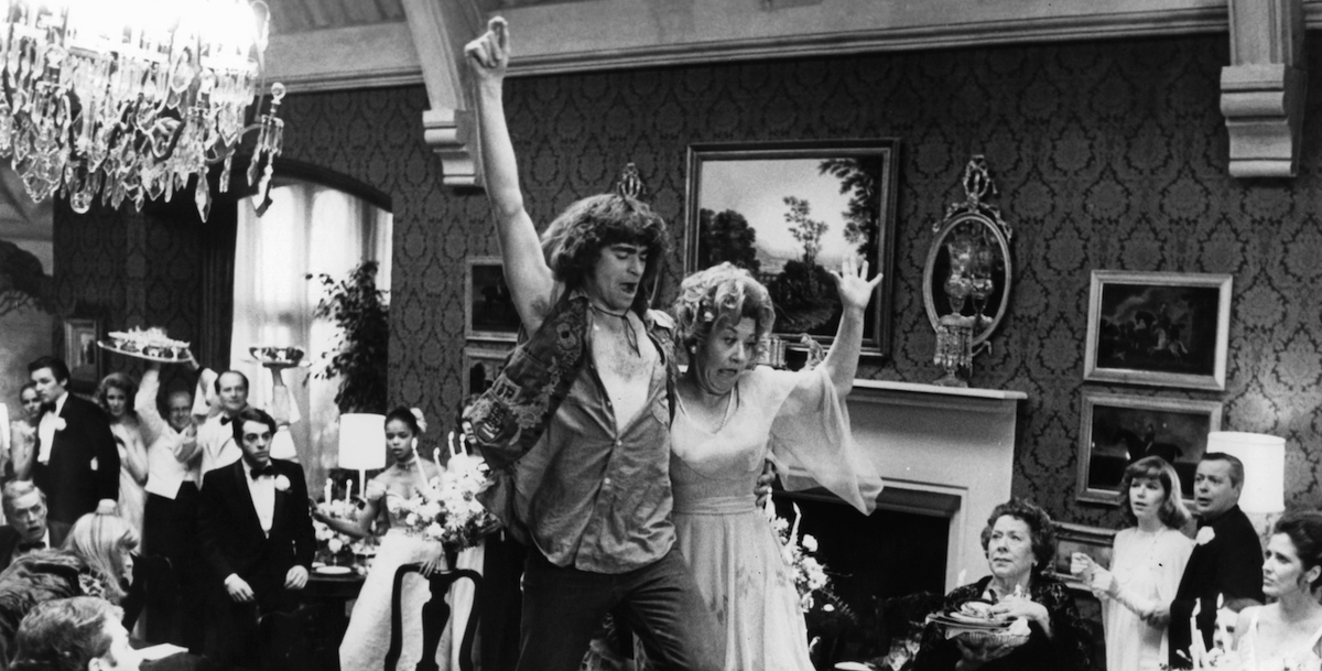 Treat Williams e Charlotte Rae in una scena di Hair, 1979