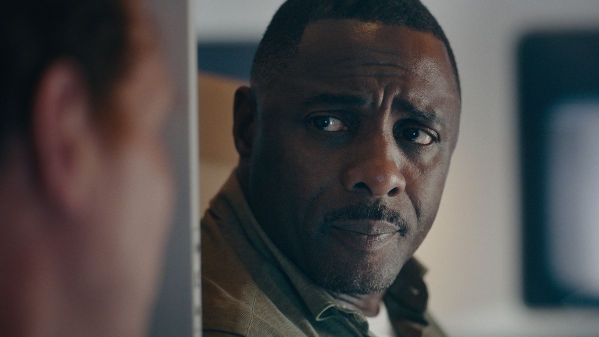 Idris Elba in una scena di Hijack