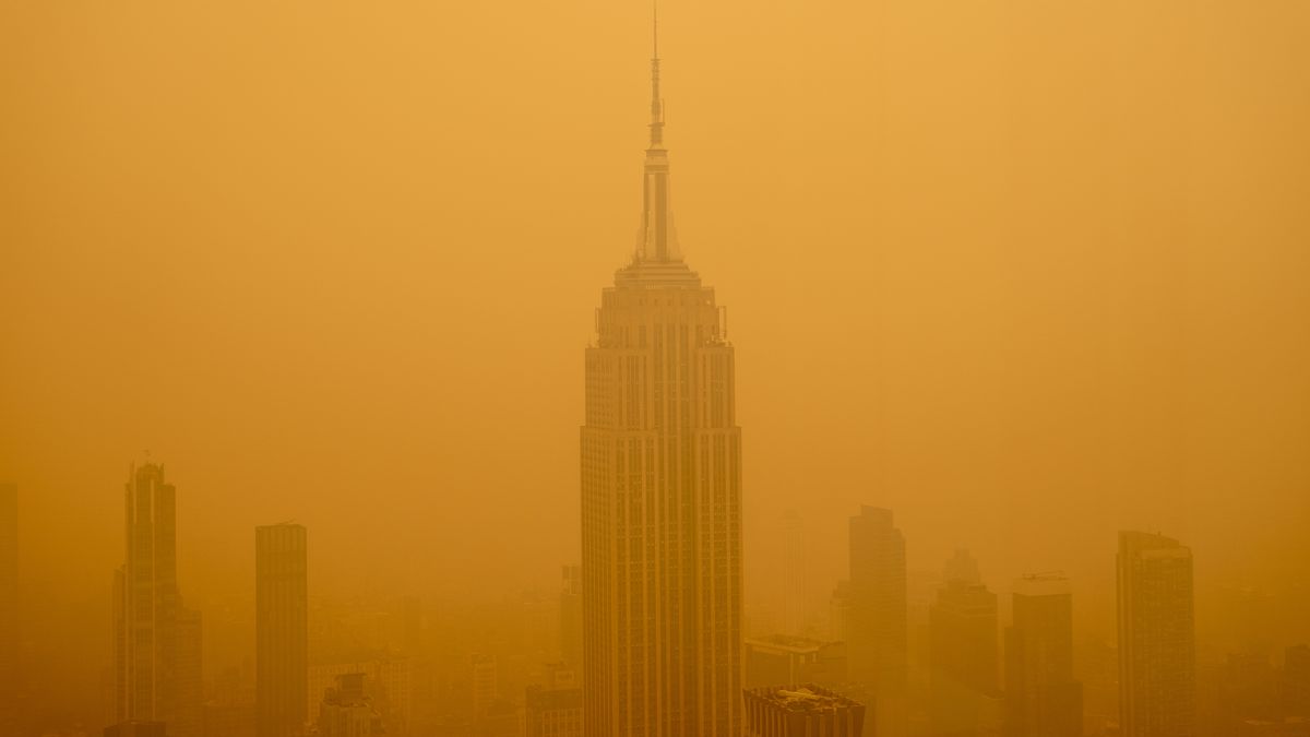 L'Empire State Building avvolto dalla nube arancione provocata dagli incendi in Canada
