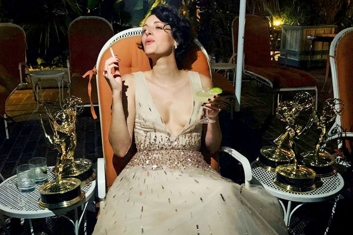 Phoebe Waller-Bridge immortalata da Josh Cole dopo la vittoria degli Emmy per Fleabag nel 2019