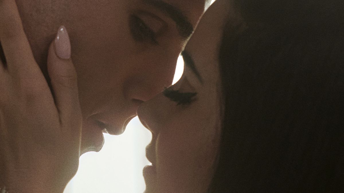 Cailee Spaney e Jacob Elordi in una scena di Priscilla, uno dei titoli più attesi di A24 Films