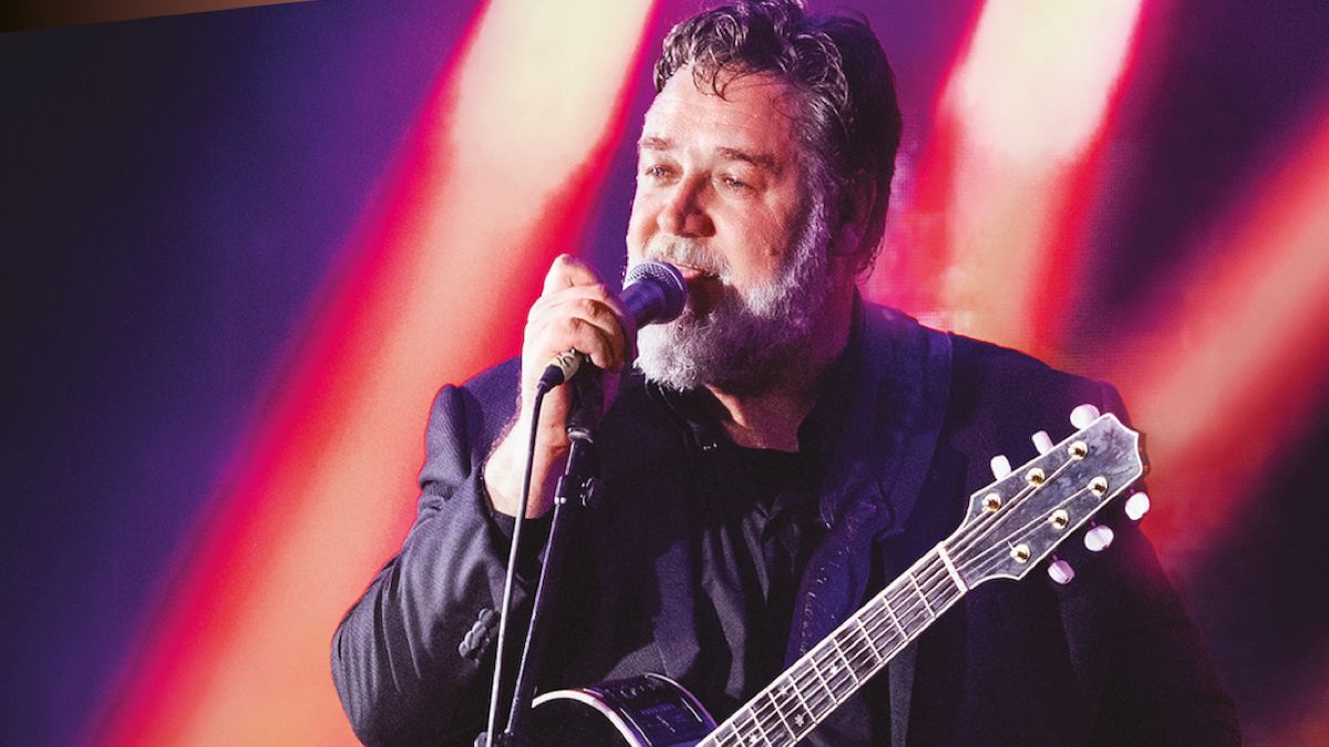 Russell Crowe sul palco di uno dei suoi concerti