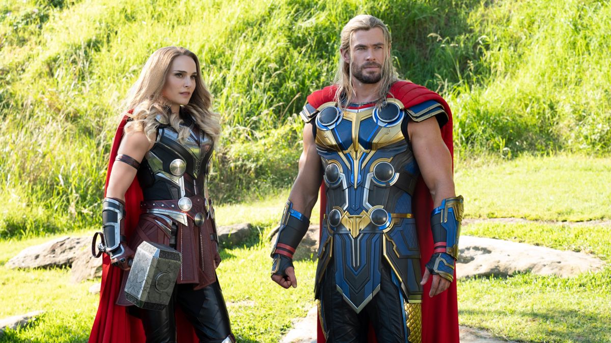 Christopher Hemsworth e Natalie Portman in una scena di Thor: Love & Thunder