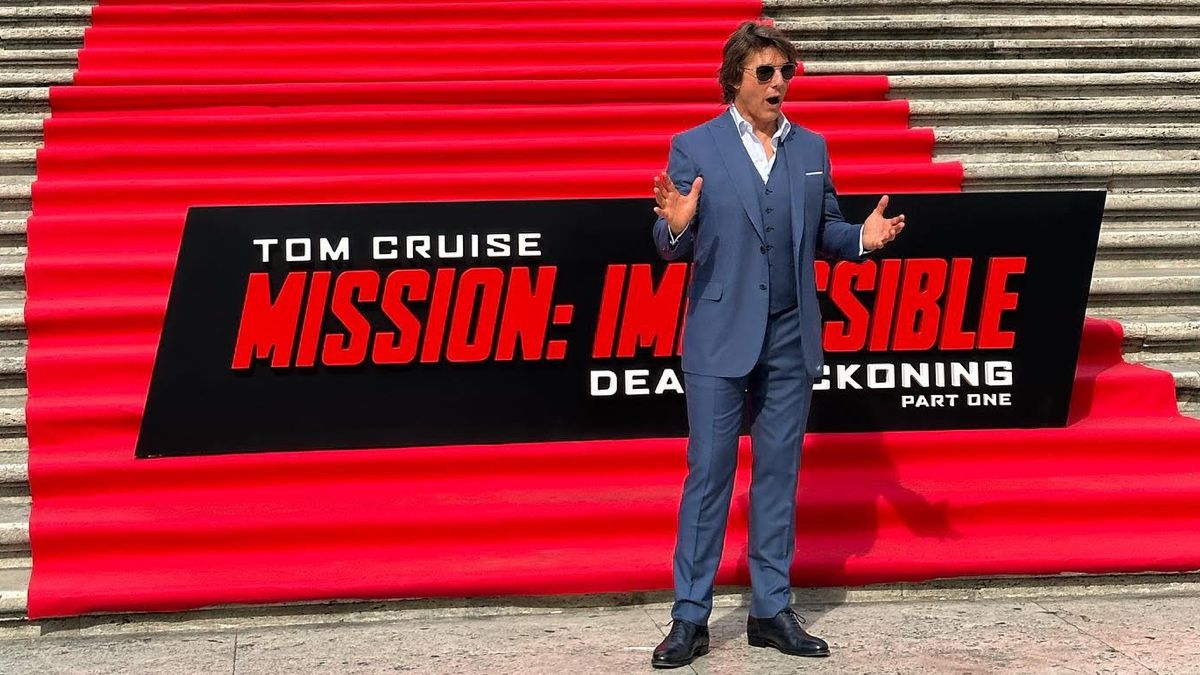 Tom Cruise sul red carpet di Mission: Impossible 7 organizzato in Piazza di Spagna a Roma