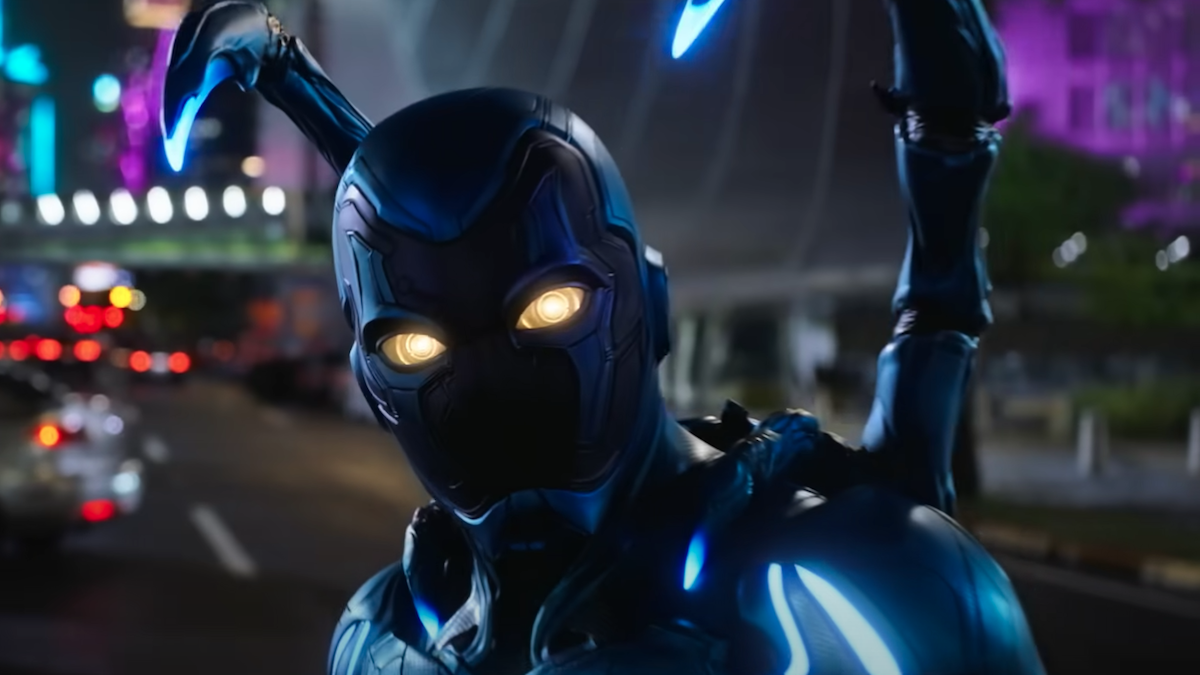 Xolo Maridueña in una scena di Blue Beetle