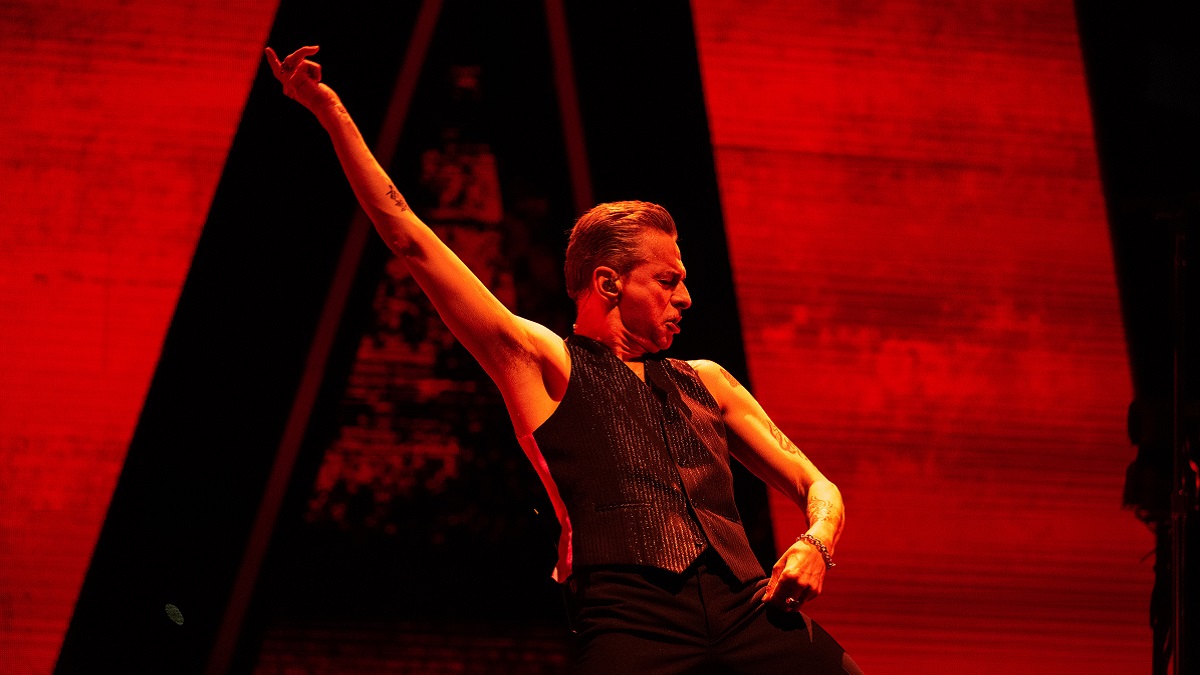 Dave Gahan, leader dei Depeche Mode, durante una data del Memento Mori Tour