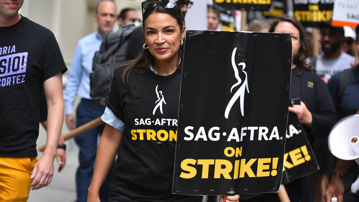 Alexandria Ocasio-Cortez ai picchetti per supportare lo sciopero della SAG-AFTRA