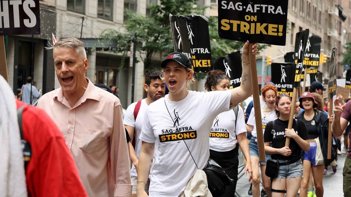 Tommy Dorfman durante lo sciopero SAG-AFTRA