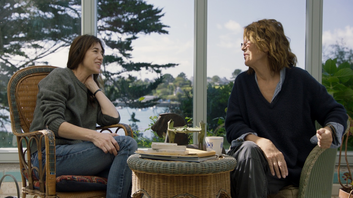 Jane Birkin e Charlotte Gainsbourg nel pieno della conversazione al centro del documentario Jane by Charlotte