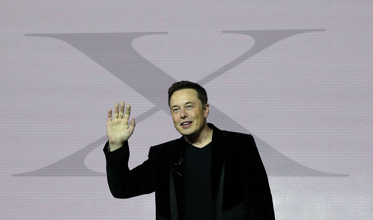 Elon Musk ad un evento di lancio della Tesla Model X Crossover SUV nel settembre 2015 in California