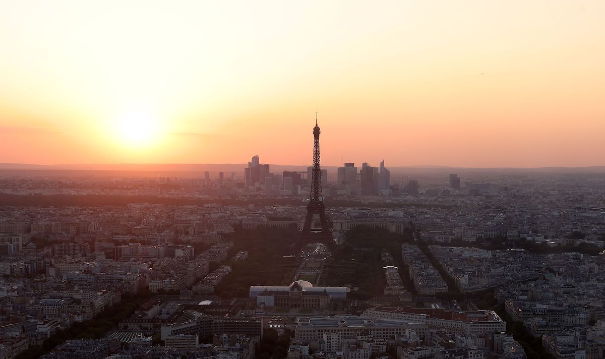 Il sole sorge a Parigi dietro la Torre Eiffel (luglio 2023)