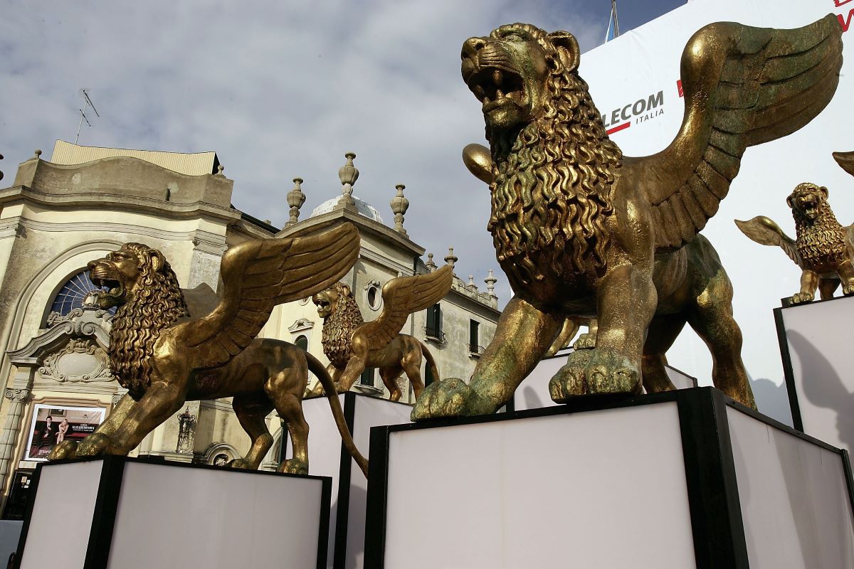 I Leoni d'oro di fronte al Palazzo del Cinema di Venezia: le proteste di Venezia, i Leoni d'oro di fronte al Palazzo del Cinema