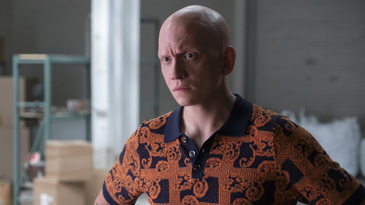 Anthony Carrigan in una scena di Barry, l'attore sarà nel cast di Superman: Legacy