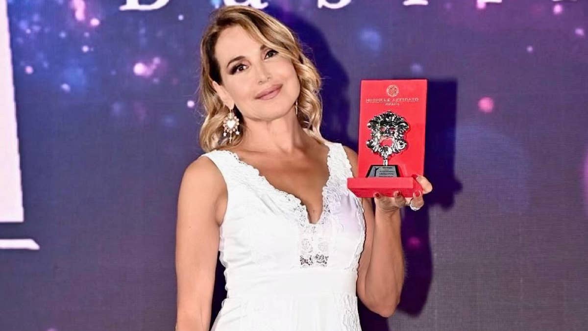 Barbara D'Urso con il premio Marateale 