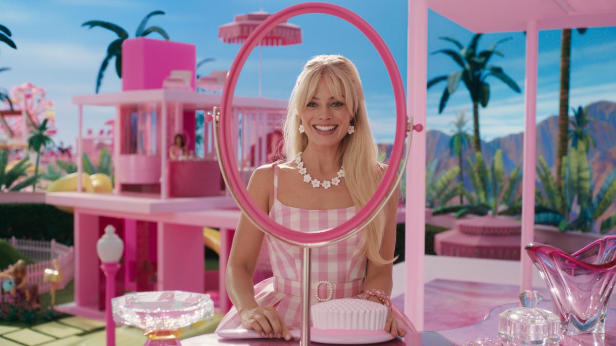 Margot Robbie in una scena di Barbie