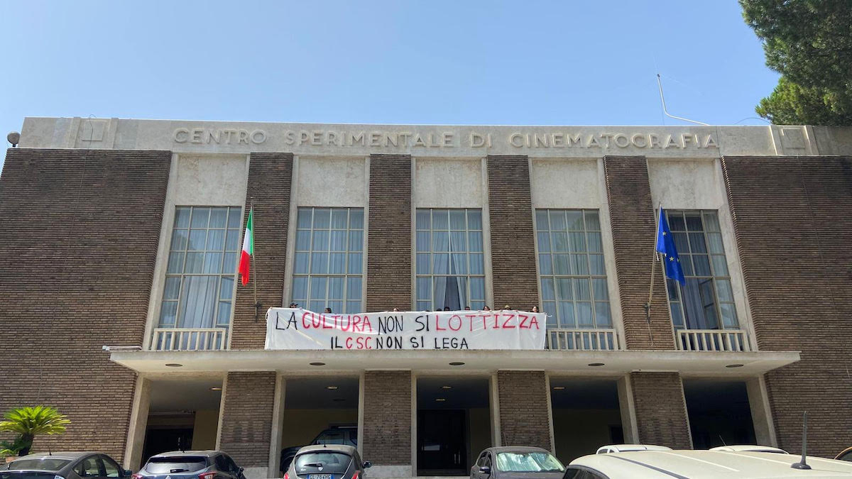 Lo striscione di proteste contro l'emendamento al dl Giubileo, comparso sulla facciata del Centro Sperimentale di Cinematografia