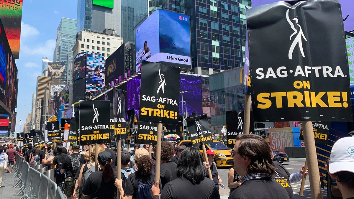 Gli attori di SAG-AFTRA protestano contro gli studios a New York