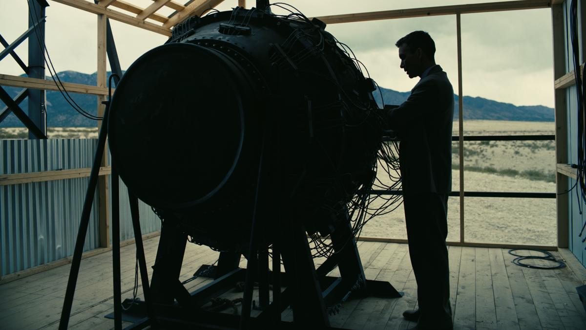 Cillian Murphy e la bomba atomica in una scena di Oppenheimer