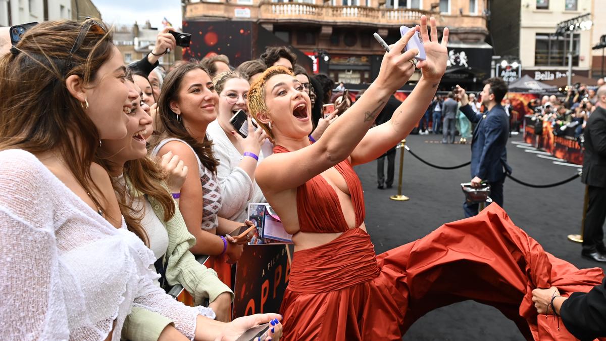 Florence Pugh sul red carper della prima inglese di Oppenheimer all'Odeon Luxe di Leicester Square, Londra