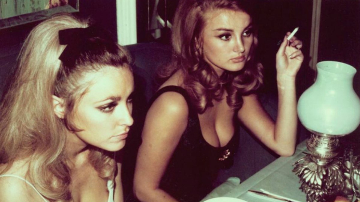 Sharon Tate e Barbara Bouchet nel 1966