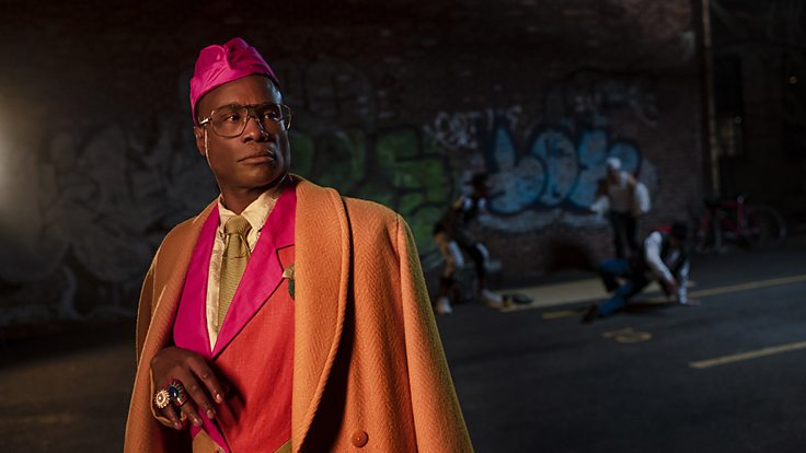 Billy Porter nei panni di Pray Tell nella serie Pose