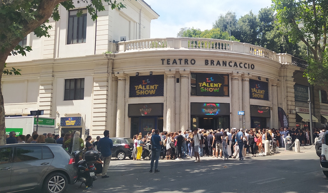 La coda fuori dal Teatro Brancaccio per Lol Talent Show