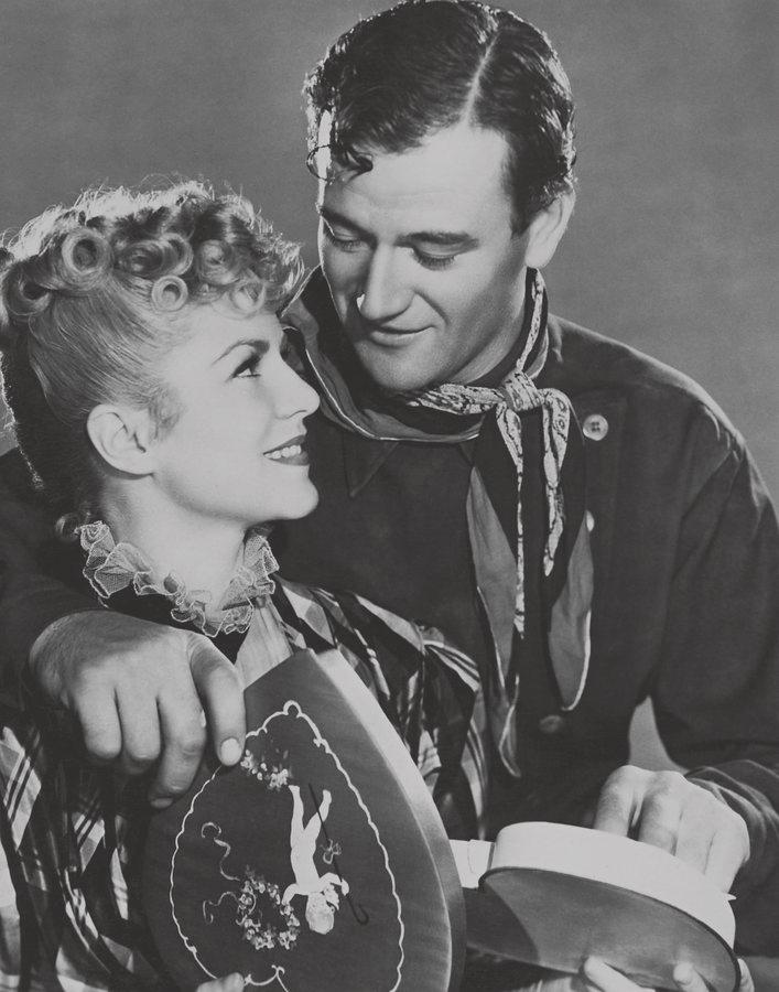 Claire Trevor e John Wayne in Ombre Rosse di John Ford