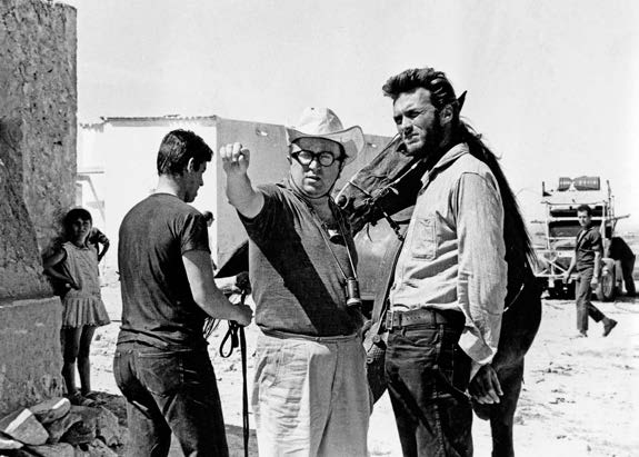 Clint Eastwood in una pausa del set di Per un pugno di dollari, con Sergio Leone
