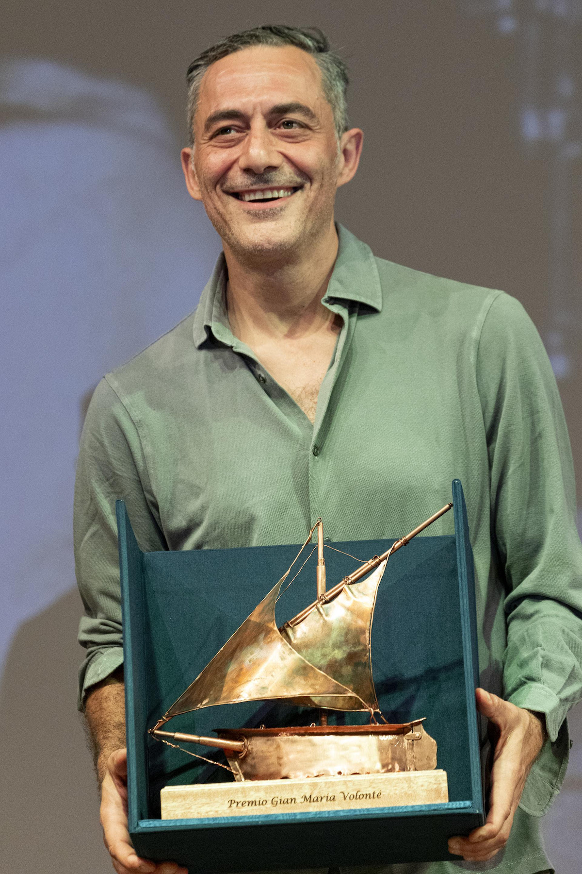 Filippo Timi nel momento della consegna del Premio Gian Maria Volonté 2023