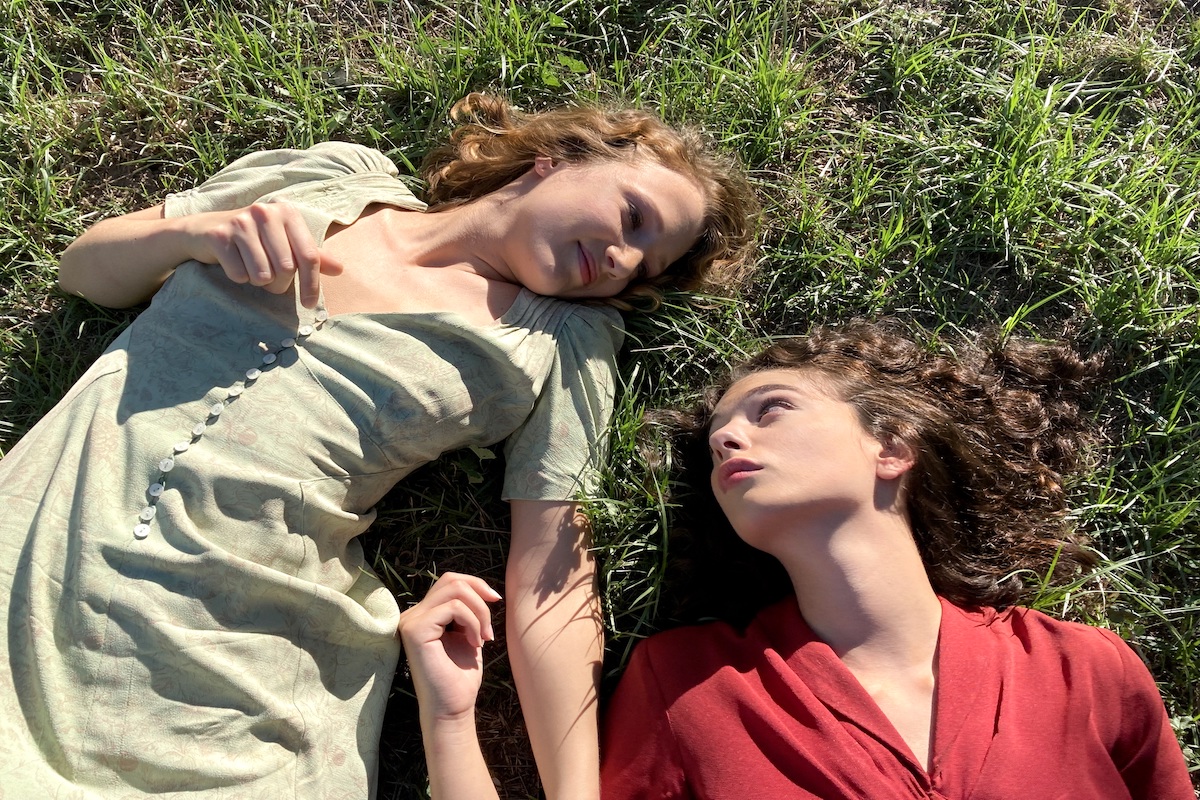 Le protagoniste Yle Vianello e Deva Cassel in un'altra scena de La bella estate