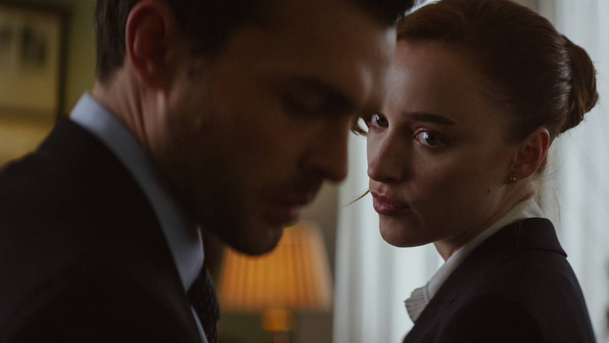 Alden Ehrenreich e Phoebe Dynevor nel film Fair Play