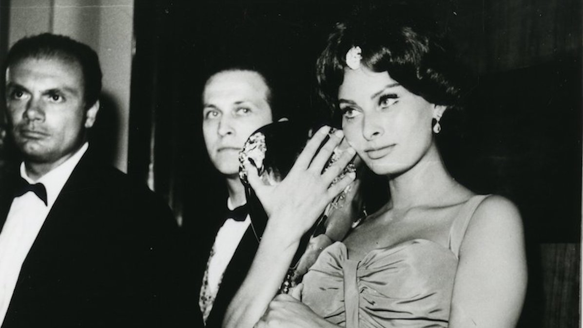 Sophia Loren con la Coppa Volpi vinta nel 1958 con Black Orchid
