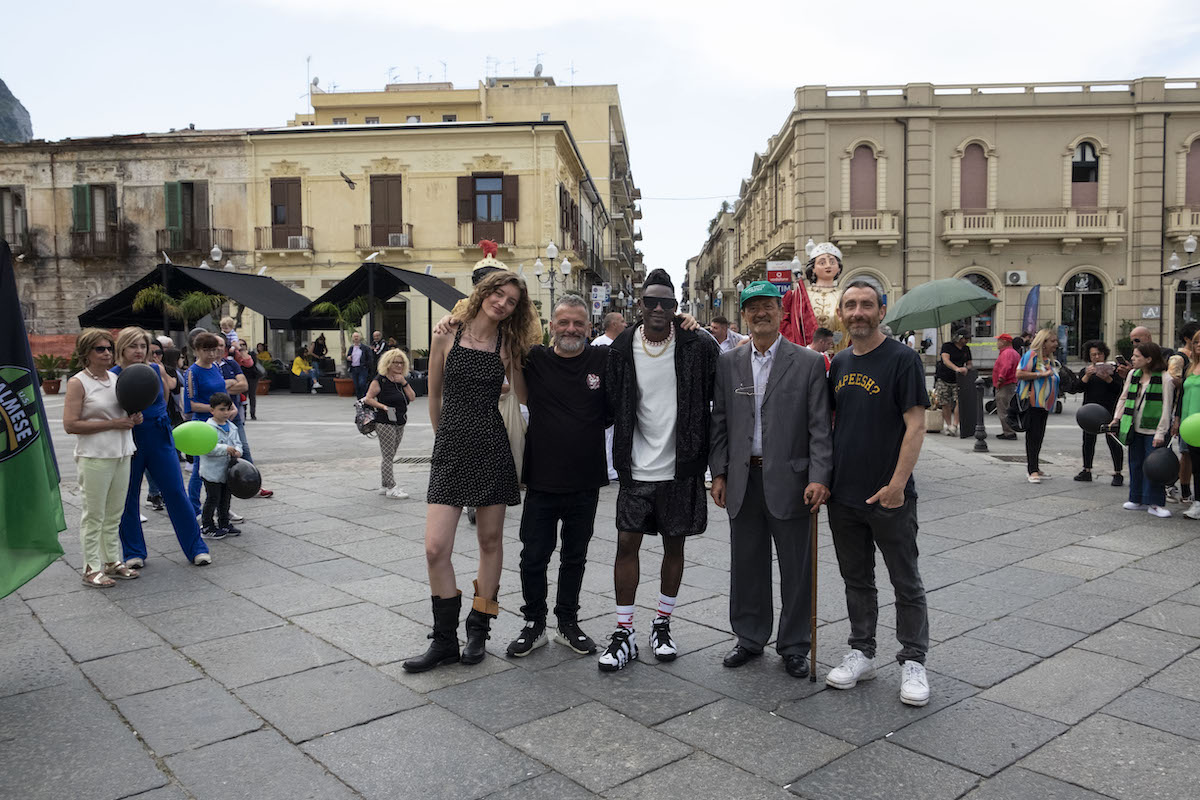 Giulia Maenza, Marco Manetti, Blaise Alfonso, Antonio Manetti nella piazza centrale di Palmi