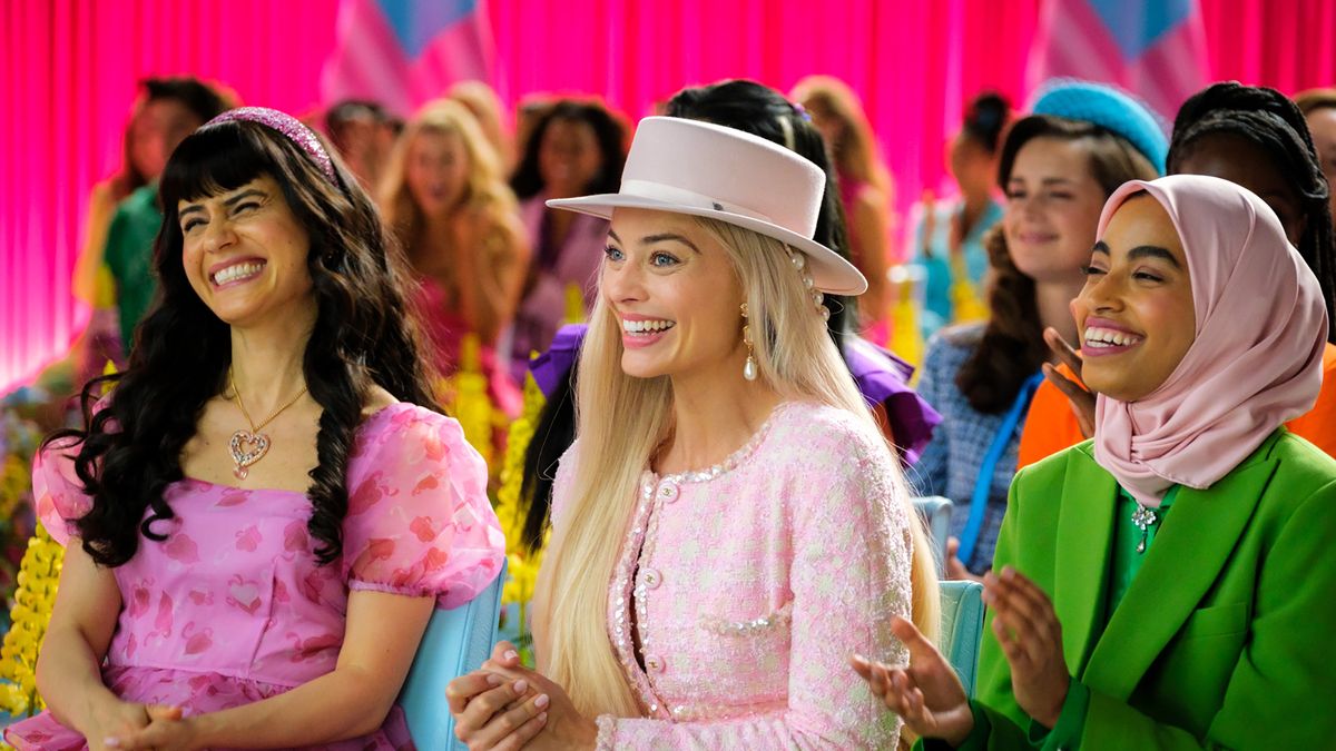 Margot Robbie in Chanel in Barbie, uno dei costumi di Halloween che gli attori non potranno indossare