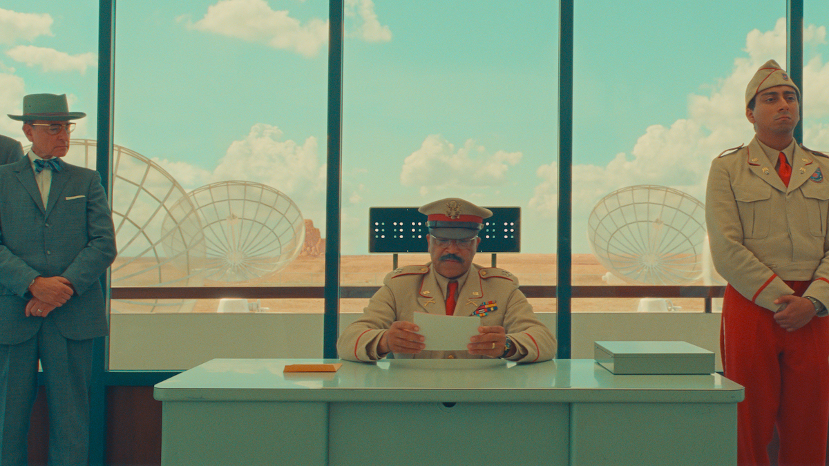 Una scena di Asteroid City di Wes Anderson