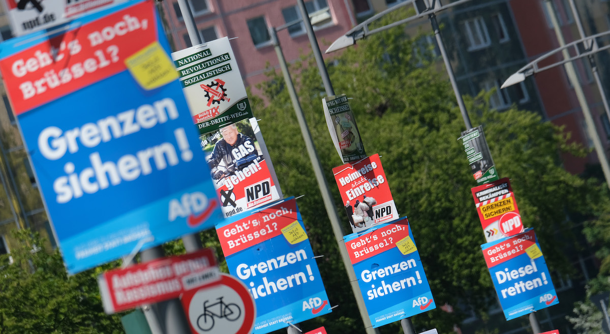 "Frontiere sicure": i cartelli elettorali dell'Afd insieme a quelli di altri partiti dell'estrema destra, la Npd e La Terza Via a Berlino nel 2019