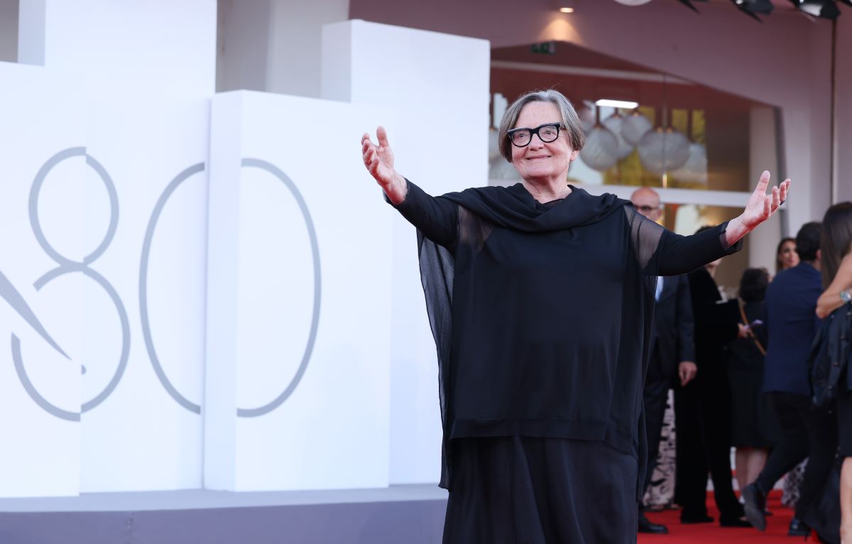 Agnieszka Holland, regista di Green Border, sul red carpet prima della premiazione di Venezia 80