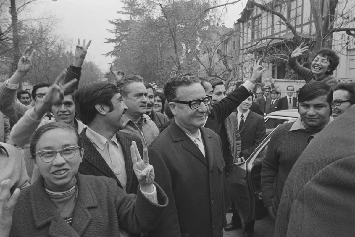 Salvador Allende accolto da un gruppo di sostenitori all'arrivo al seggio elettorale (4 settembre 1970)