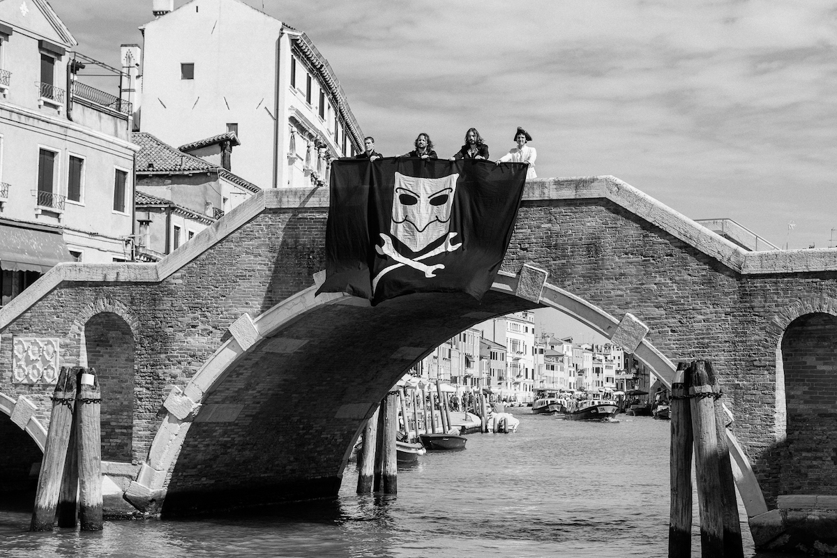 Un altro momento del cortometraggio Pirati del Canal Grande di Damiano Miotto che fa da videoclip a Serenissima Malcontenta